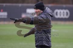 3. Liga; FC Ingolstadt 04 - Neuer Trainer Cheftrainer Guerino Capretti (FCI), erstes Training gibt Anweisungen