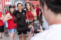 Saisoneröffnung; 3. Liga; FC Ingolstadt 04 am Audi Sportpark; Autogrammstunde nach der Vorstellung, Cheftrainerin Sabrina Wittmann (FCI)