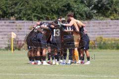 Bayernliga Nord - Saison 2024/25 - FC Ingolstadt 04 II - TSV Karlburg - Die Mannschaft bildet einen Kreis vor dem Spiel - - XXXXX - Foto: Meyer Jürgen