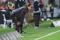 3. Liga; SC Verl - FC Ingolstadt 04; Cheftrainerin Sabrina Wittmann (FCI) an der Seitenlinie, Spielerbank