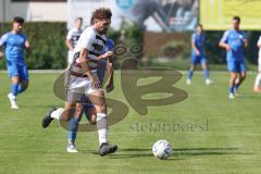 Kreisliga- Saison 2024/25- SV Hundszell - SV Kasing -  - Jan Witek weiss Kasing - Luca Kammerer blau Hundszell - Foto: Meyer Jürgen