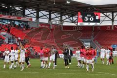 3. Liga; FC Ingolstadt 04 - SpVgg Unterhaching; Sieg Jubel Freude Spieler bedanken sich bei den Fans 3:0