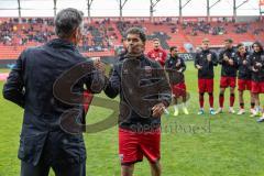 3. Liga; FC Ingolstadt 04 - SV Waldhof Mannheim; Verabschiedung der Spieler die den Verein verlassen. Strömender Regen vor dem Spiel. Karl Meier, Vorsitzender des Aufsichtsrats (FCI) Yann Sturm (7, FCI)