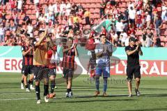 DFB-Pokal; FC Ingolstadt 04 - 1. FC Kaiserslautern; Niederlage, hängende Köpfe 1:2, Spieler bedanken sich bei den Fans. Lukas Fröde (34, FCI) Niclas Dühring (18, FCI) Torwart Simon Simoni (41, FCI) Pascal Testroet (37, FCI)