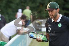 Testspiel - Saison 2025/26 - SV Manching - TSV Gaimersheim - Cheftrainer Cüneyt Köz (SV Manching) mit Taktiktafel - XXXXX - Foto: Meyer Jürgen