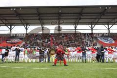 3. Liga; FC Ingolstadt 04 - SC Verl; Sieg Jubel Freude 3:1, Spieler bedanken sich bei den Fans Schanzi Maskottchen