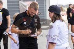 Saisoneröffnung; 3. Liga; FC Ingolstadt 04 am Audi Sportpark; Autogrammstunde nach der Vorstellung, Yannick Deichmann (20, FCI)