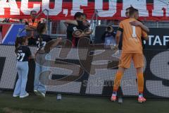 3. Liga - Saison 2024/25 - FC Ingolstadt 04 - SV Wehen Wiesbaden - Das Spiel ist aus - Banner - Choreo -- Pascal Testroet (Nr.37 - FCI)  - Torwart Marius  Funk (Nr.1 - FCI)auf den weg zu den Fans Foto: Meyer Jürgen