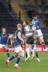 3. Liga; Arminia Bielefeld - FC Ingolstadt 04; Sebastian Grönning (11, FCI) Großer Maximilian (19 AB) Zweikampf Kampf um den Ball Oppie Louis (4 AB)