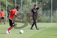 Bayernliga - Saison 2023/2024 - FC Ingolstadt 04 II - U21 - Trainingsauftakt - Cheftrainer Thomas Karg (FCI II) gibt Anweisungen - Foto: Meyer Jürgen