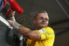 Toto-Pokal - Saison 2023/2024 - FC Ingolstadt 04 - Jahn Regensburg - Torwart Marius  Funk (Nr.1 - FCI) bei den Fans - jubel - Megaphon - Foto: Meyer Jürgen