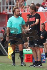 3. Fußball-Liga - Saison 2022/2023 - FC Ingolstadt 04 - SpVgg Bayreuth - Cheftrainer Rüdiger Rehm (FCI) im Gespräch mit dem Linienrichter - Foto: Meyer Jürgen