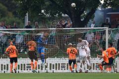 Toto-Pokal; SV Hutthurm - FC Ingolstadt 04; Torwart Marius Funk (1, FCI) boxt den Ball weg