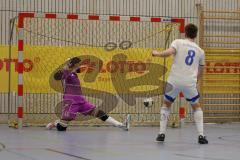 Lotto Bayern Hallencup - Lindenkreuzhalle Saison 2024/25 - FC Deisenhofen - Türk SV Ingolstadt - 6 meter schiessen - Geoeg Jungkunz weiss Deisenhofen - Tobias Gooss TW rot Türk SV Ing.Foto: Meyer Jürgen