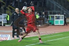3. Liga; SSV Ulm - FC Ingolstadt 04; Einwurf Julian Kügel (29, FCI)