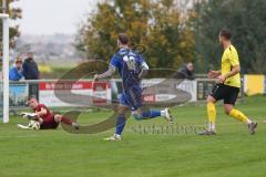 Kreisliga- Saison 2024/25- TSV Ober./Unterh.stadt - FC Hitzhofen /Oberzell -  - Valentin Puhar Torwart Hitzhofen  - David Polster blau #18 mit einer Torchance - Foto: Meyer Jürgen