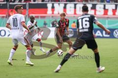 DFB-Pokal; FC Ingolstadt 04 - 1. FC Kaiserslautern; Zweikampf Kampf um den Ball Max Plath (14 FCI) Toure Almamy (6 FCK) Hanslik Daniel (19 FCK) Ryan Malone (16, FCI)