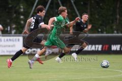 Bezirksliga - Saison 2025/26 - FC Gerolfing - VFR Garching - Timo Kraus grün Gerolfing im Alleingang - Oliver James schwarz Garching - Foto: Meyer Jürgen