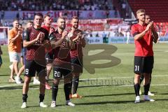 3. Liga; FC Ingolstadt 04 - Hallescher FC; Spieler bedanken sich bei den Fans, Mladen Cvjetinovic (19, FCI) Yannick Deichmann (20, FCI) Julian Kügel (31, FCI) David Kopacz (29, FCI)