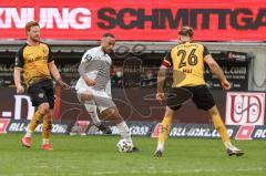 3. Liga - Dynamo Dresden - FC Ingolstadt 04 - Fatih Kaya (9, FCI) Mai Sebastian (26 Dresden), links Will Paul (28 Dresden)