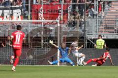 Toto-Pokal Finale; Würzburger Kickers - FC Ingolstadt 04; Torwart Marius Funk (1, FCI) Marcel Costly (22, FCI) Karimani Dardan (10 WK) knapp vorbei