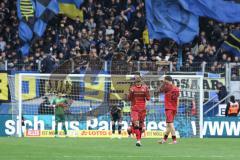 3. Liga; 1. FC Saarbrücken - FC Ingolstadt 04; Spiel ist aus Niederlage, hängende Köpfe 1:0, ärgern sich, Fredrik Carlsen (8, FCI) Julian Kügel (29, FCI) Torwart Kai Eisele (25, FCI)