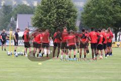 3.Liga - Saison 2023/2024 - Training in Berching - FC Ingolstadt 04 -  Die Mannschaft am Mittelkreis - Foto: Meyer Jürgen