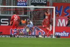 3. Liga - Saison 2024/25 - FC Ingolstadt 04 - SpVgg Unterhaching - Torwart Pelle Boevink (Nr.26 - FCI) - Luc Ihorst (Nr.14 - Unterhaching) - Foto: Meyer Jürgen