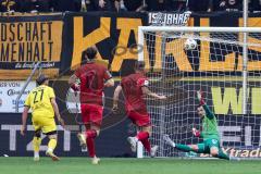 3. Liga; Alemannia Aachen - FC Ingolstadt 04; Parade von Torwart Kai Eisele (25, FCI) Schroers Mika (27 AA) Linus Rosenlöcher (19, FCI) Simon Lorenz (32, FCI)