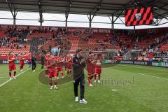 3. Liga; FC Ingolstadt 04 - SSV Jahn Regensburg; Spiel ist aus, Unentschieden Remis 1:1 Enttäuschung; Spieler bedanken sich bei den Fans Dennis Kaygin (10, FCI)