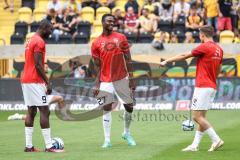 3. Liga; SG Dynamo Dresden - FC Ingolstadt 04; Daouda Beleme (9, FCI) Donald Nduka (27, FCI) Moritz Seiffert (23, FCI) vor dem Spiel