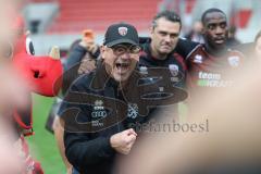 3. Liga; FC Ingolstadt 04 - Rot-Weiss Essen; Sieg Jubel Freude Besprechung auf dem Feld Kreis Cheftrainer Achim Beierlorzer (FCI)