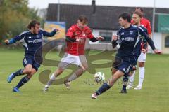 Kreisliga - Saison 2025/26- SV Hundszell - TV Münchsmünster - Maximilian Anthofer blau Münchsmünster rechts - Lukas Konradi rot Hundszell - Johannes Artmeier blau Münchsmünster links - Foto: Meyer Jürgen