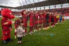 3. Liga; FC Ingolstadt 04 - 1. FC Saarbrücken; Sieg Jubel Freude Tanz Fan Fankurve Banner Fahnen Spruchband Spieler bedanken sich bei den Fans