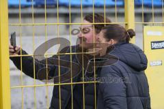 3. Liga - Saison 2025/26 - Waldhof Mannheim  -  FC Ingolstadt 04 - Cheftrainerin Sabrina Wittmann (FC Ingolstadt 04) beim Selfie machen - XXXXX - Foto: Meyer Jürgen