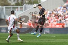 3. Liga; Rot-Weiss Essen - FC Ingolstadt 04; Kopfball Dennis Kaygin (10, FCI) Gjasula Klaus (8 RWE)