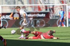 3. Liga; FC Ingolstadt 04 - SV Wehen Wiesbaden; Max Besuschkow (17, FCI) grätscht Greilinger Fabian (18 SVWW)