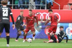 3. Liga; FC Ingolstadt 04 - Rot-Weiss Essen; Zweikampf Kampf um den Ball Max Besuschkow (17, FCI) Obuz Marvin (10 RWE) Cuber Potocnik Jaka (9 RWE) Linus Rosenlöcher (19, FCI) Rios Alonso José-Enrique (23 RWE)