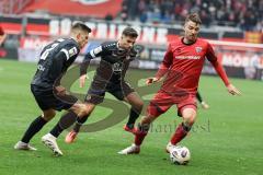 3. Liga; FC Ingolstadt 04 - Rot-Weiss Essen; Zweikampf Kampf um den Ball Max Besuschkow (17, FCI) Kostka Michael (2 RWE) Arslan Ahmet (6 RWE)