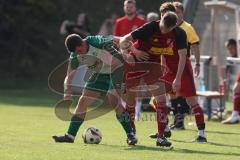 Freundschaftsspiel- Saison 2025/26- SV Kasing - FC Geisenfeld-  - Stefan Schmailzl grün Geisenfeld - Martin Oblinger rot Kasing - Foto: Meyer Jürgen