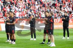 3. Liga; Rot-Weiss Essen - FC Ingolstadt 04; Niederlage, hängende Köpfe 4:1 Spieler bedanken sich bei den mitgereisten Fans, mittendrin Cheftrainerin Sabrina Wittmann (FCI) Linus Rosenlöcher (19, FCI) Fredrik Carlsen (8, FCI) Marcel Costly (22, FCI) Tomis
