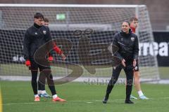 3. Liga; FC Ingolstadt 04 - Trainingsauftakt nach Winterpause; Cheftrainerin Sabrina Wittmann (FCI) erklärt, Tim Heike (9, FCI) Max Plath (14 FCI)