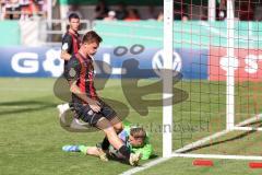 DFB-Pokal; FC Ingolstadt 04 - 1. FC Kaiserslautern; Torchance für Sebastian Grönning (11, FCI) Torwart Krahl Julian (1 FCK) kommt zuvor