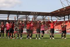 3. Liga; FC Ingolstadt 04 - SSV Ulm 1846; Sieg Jubel Freude 4:0, Spieler bedanken sich bei den Fans. Ryan Malone (16, FCI) Benjamin Kanuric (8, FCI) David Kopacz (29, FCI) Simon Lorenz (32, FCI) Pascal Testroet (37, FCI) Daouda Beleme (9, FCI)