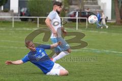 Kreisklasse - Saison 2025/26- TSV Großmehring - SV Oberstimm-  - Maximilian Samweber blau Großmehring - Jonas Weidinger weiss Oberstimm  - Foto: Meyer Jürgen