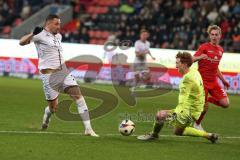 3. Liga - Saison 2024/25 - FC Ingolstadt 04 - SpVgg Unterhaching - Pascal Testroet (Nr.37 - FCI) - Torwart Konstantin Heide (Nr.1 - Unterhaching) - Foto: Meyer Jürgen