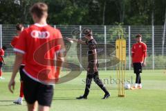 Bayernliga - Saison 2023/2024 - FC Ingolstadt 04 II - U21 - Trainingsauftakt - Cheftrainer Thomas Karg (FCI II) gibt Anweisungen - Foto: Meyer Jürgen