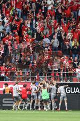 3. Liga; FC Ingolstadt 04 - SSV Jahn Regensburg; Ausgleich Tor Jubel Treffer 1:1 Fan Fankurve Banner Fahnen Spruchband