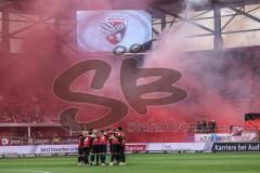 3. Liga; FC Ingolstadt 04 - 
VfB Oldenburg; Fan Fankurve Banner Fahnen Spruchband Choreografie Feuer vor dem Spiel Teambesprechung Wappen