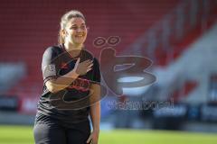 2. Frauen-Bundesliga; FC Ingolstadt 04 - SC Sand; Spiel ist aus, Spielerinnen bedanken sich bei den Fans, Torwartin Maier Franziska (1 FCI) spricht zu den Fans